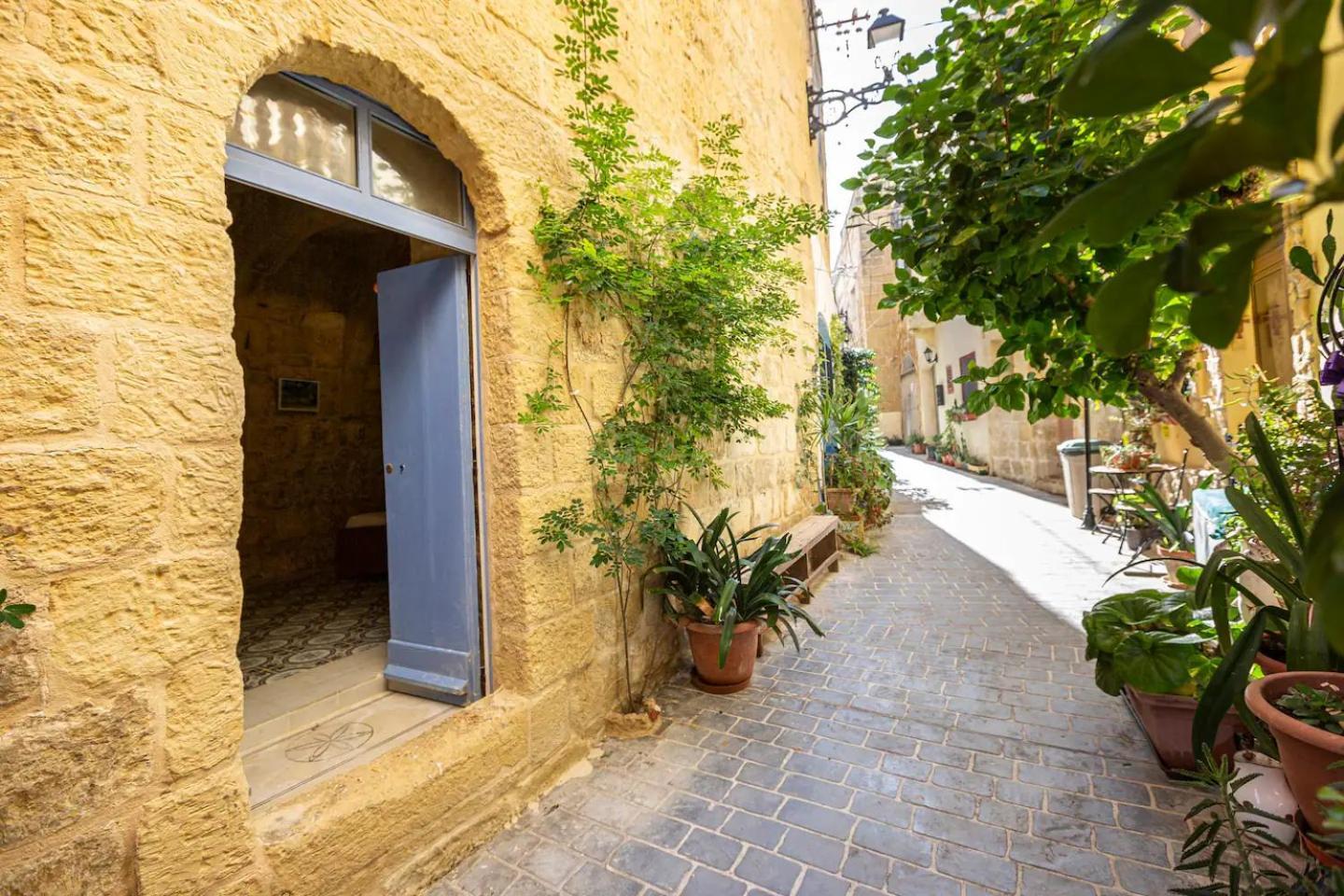 Historic Hideaways - 900 Year Old Converted Studios Victoria Exterior photo