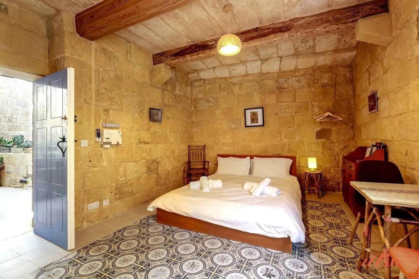 Historic Hideaways - 900 Year Old Converted Studios Victoria Exterior photo