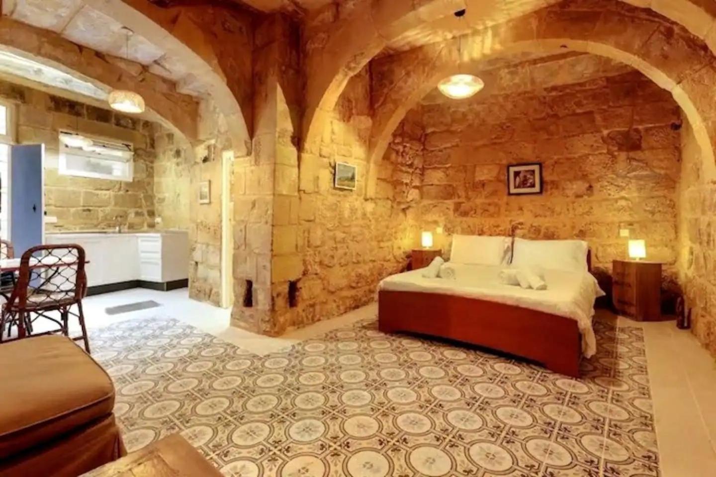 Historic Hideaways - 900 Year Old Converted Studios Victoria Exterior photo