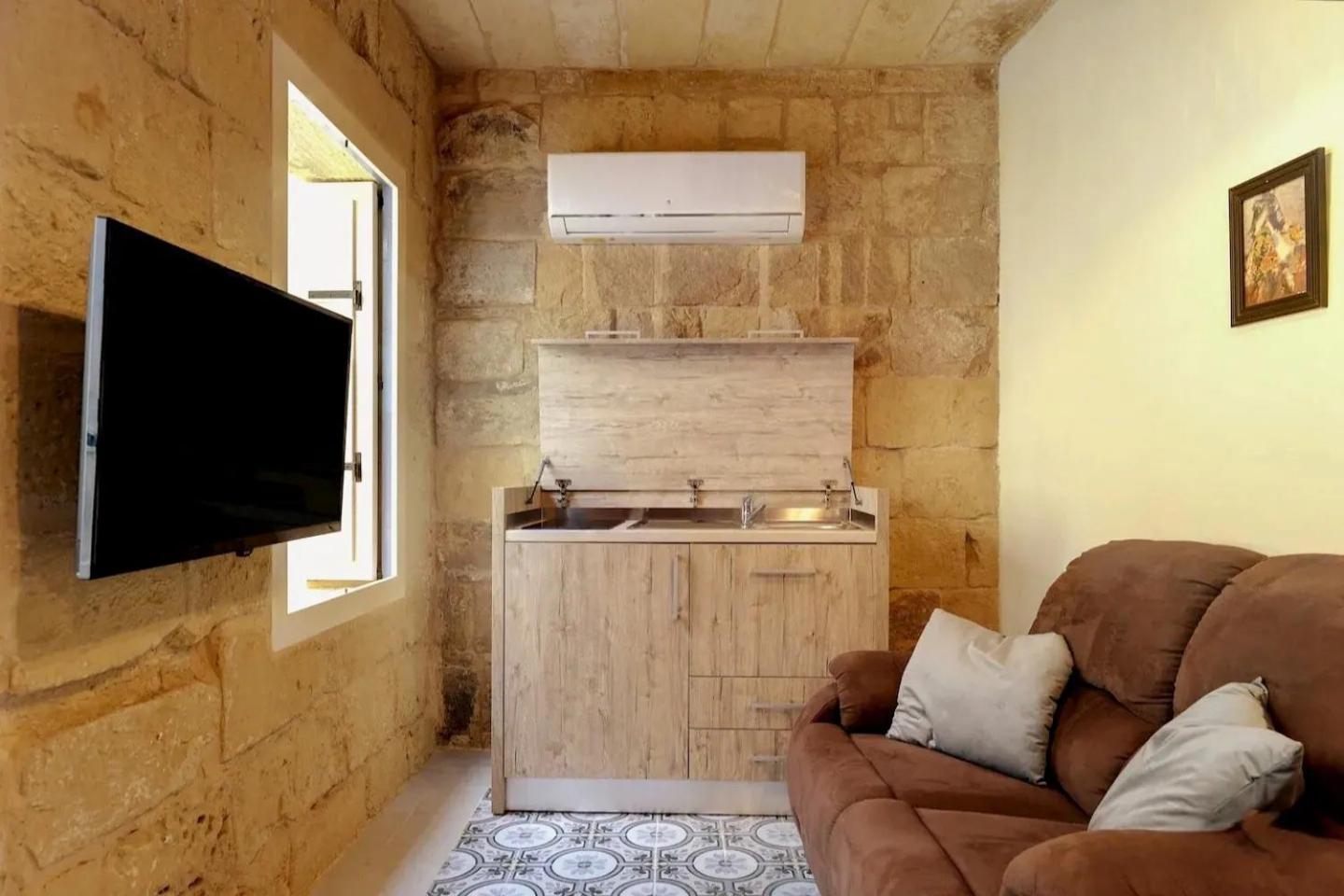 Historic Hideaways - 900 Year Old Converted Studios Victoria Exterior photo
