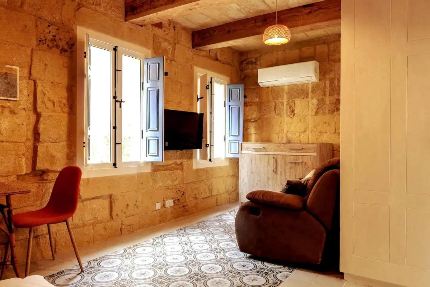 Historic Hideaways - 900 Year Old Converted Studios Victoria Exterior photo