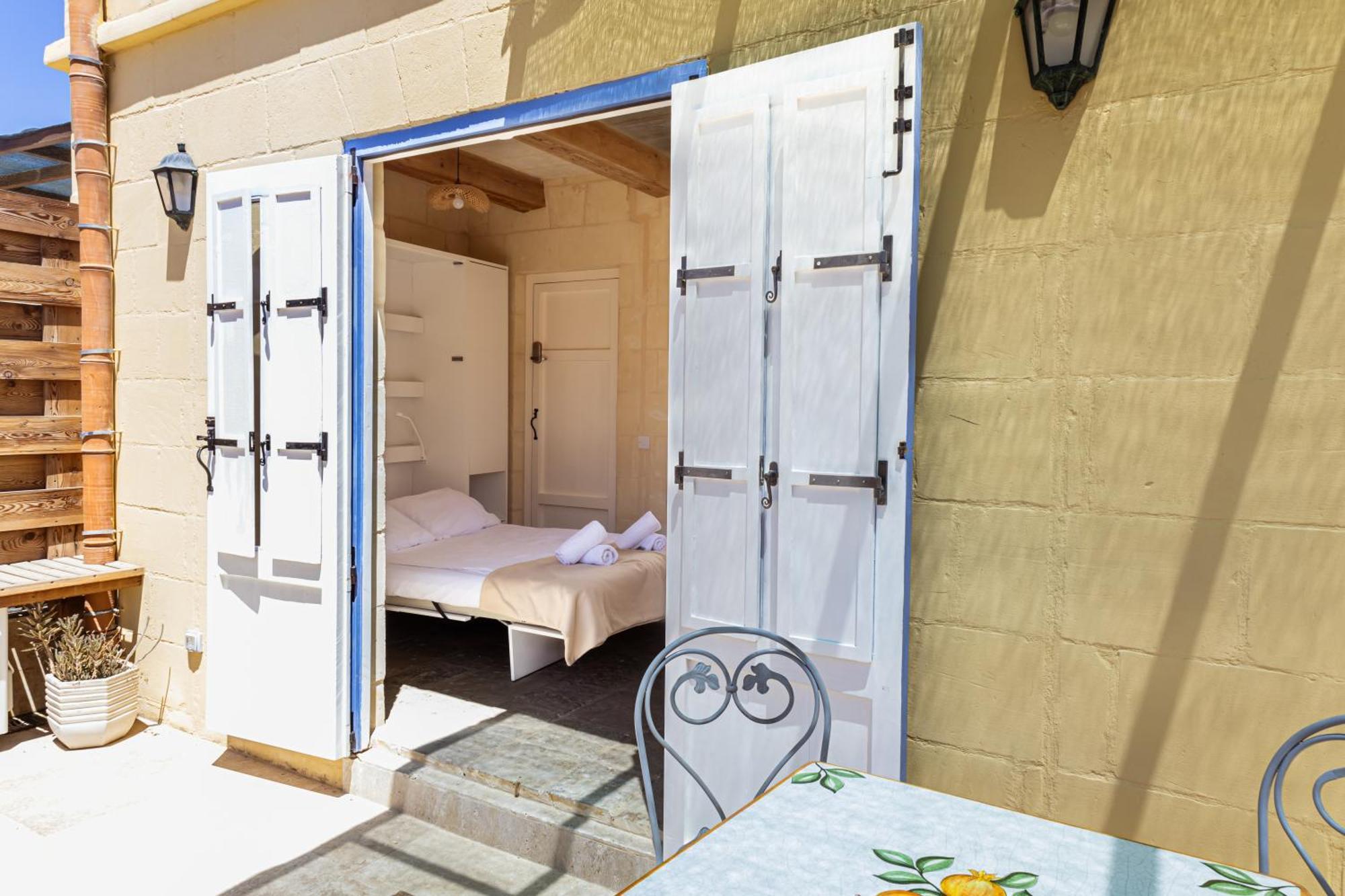 Historic Hideaways - 900 Year Old Converted Studios Victoria Exterior photo