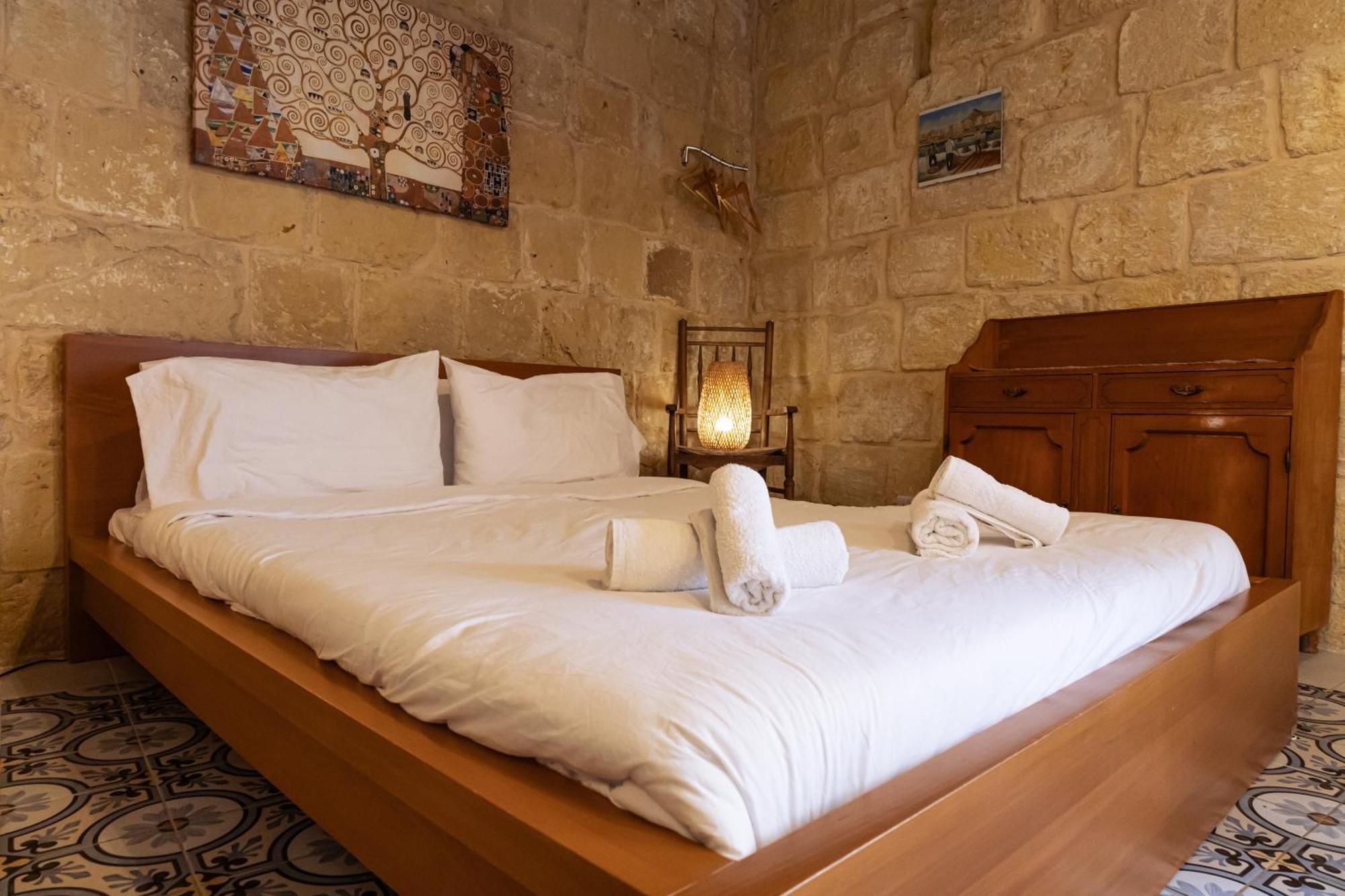 Historic Hideaways - 900 Year Old Converted Studios Victoria Exterior photo