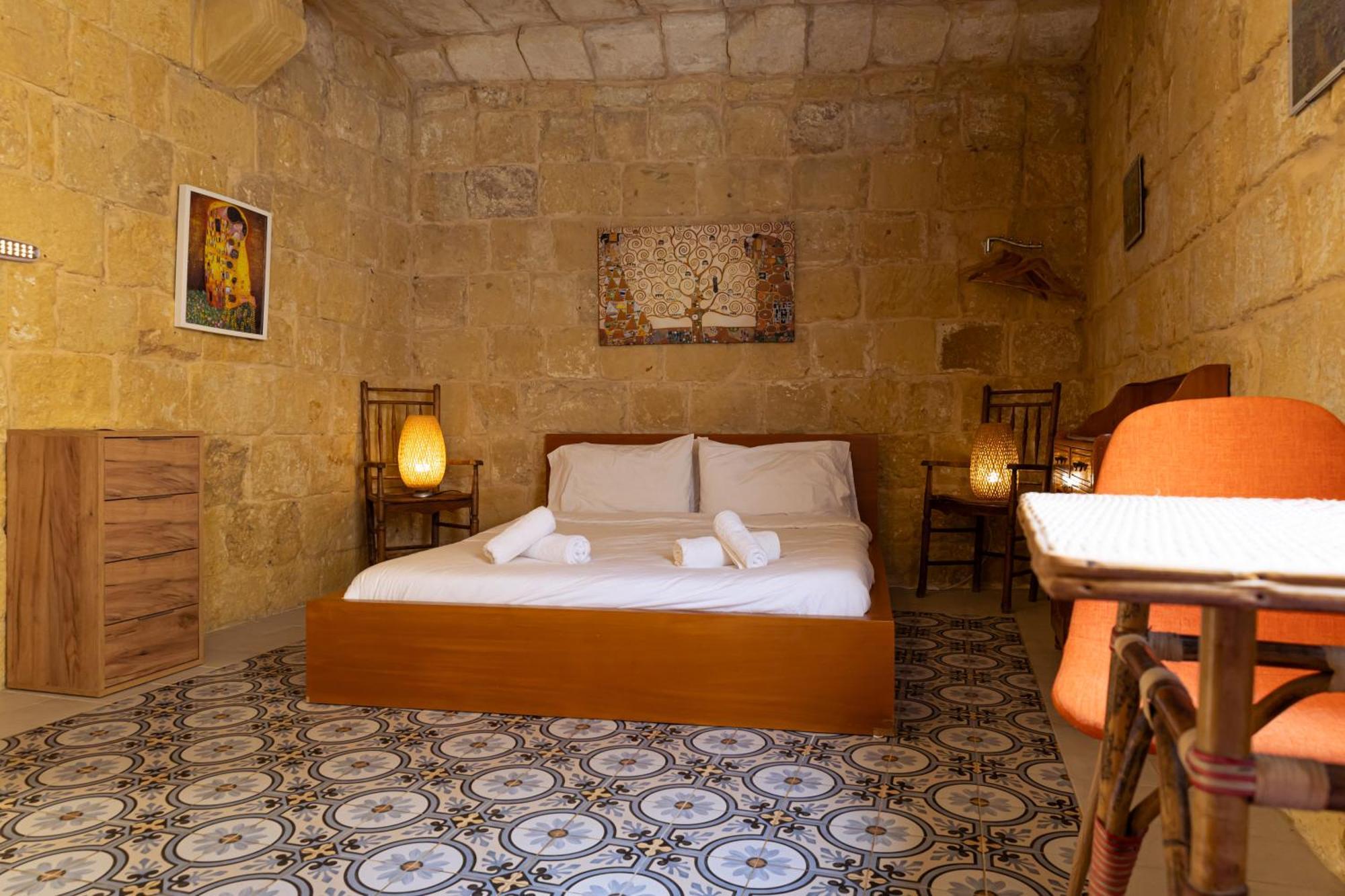 Historic Hideaways - 900 Year Old Converted Studios Victoria Exterior photo