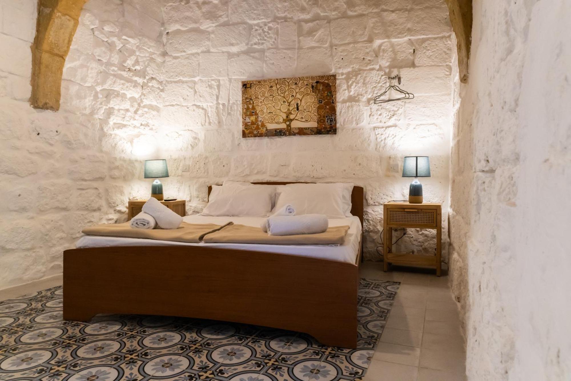 Historic Hideaways - 900 Year Old Converted Studios Victoria Exterior photo