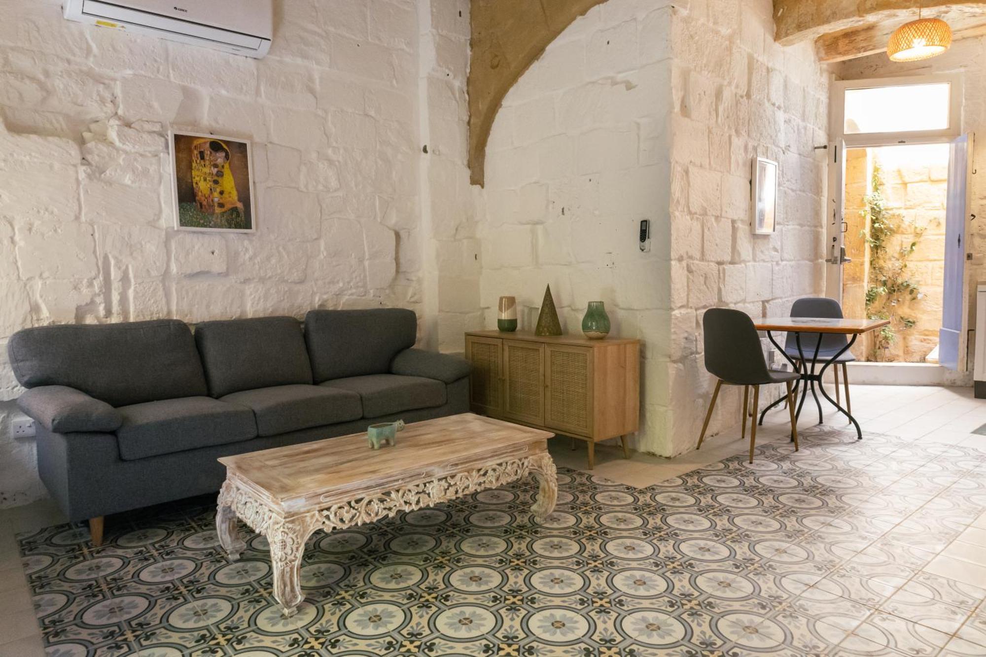Historic Hideaways - 900 Year Old Converted Studios Victoria Exterior photo
