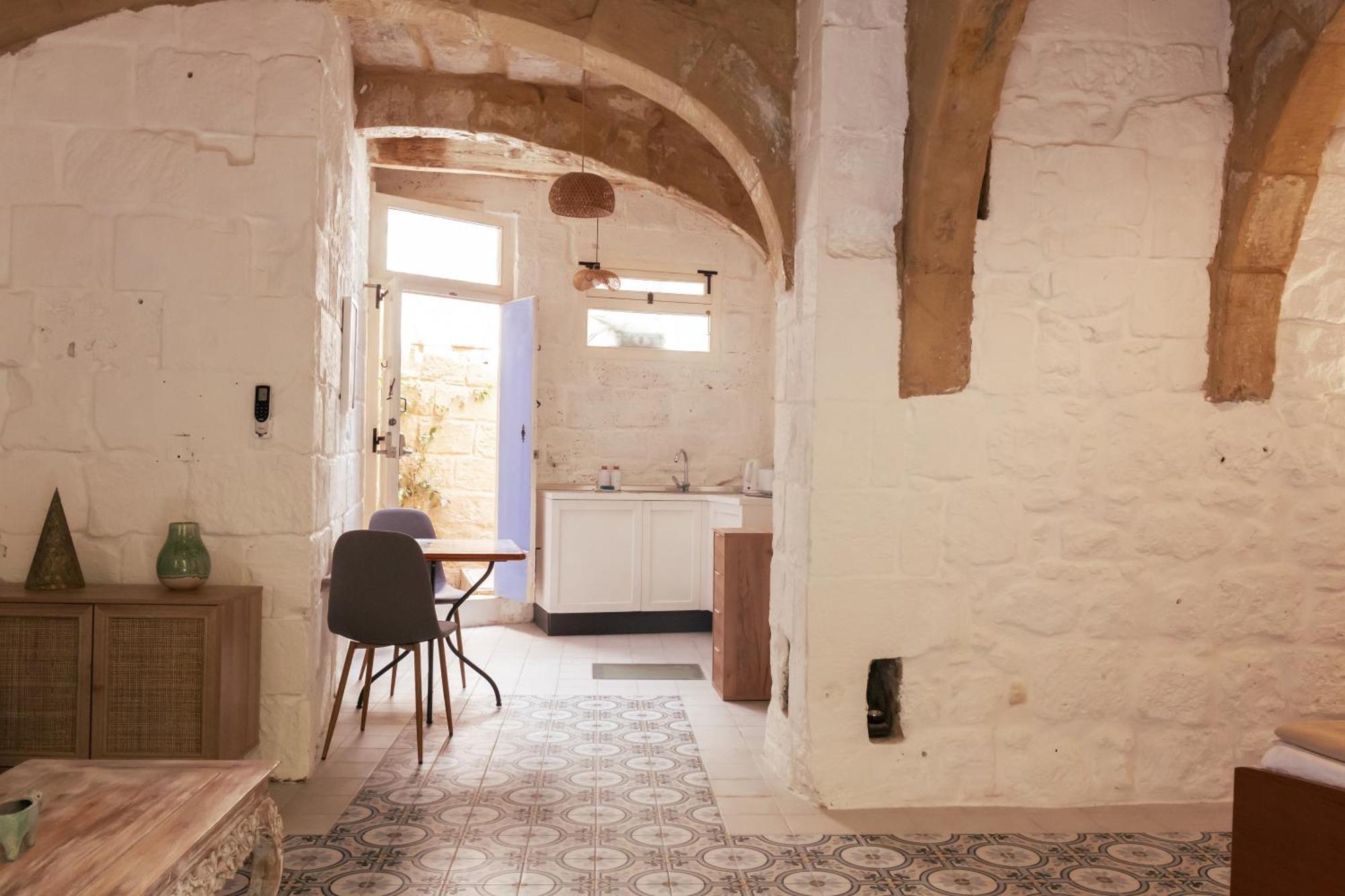 Historic Hideaways - 900 Year Old Converted Studios Victoria Exterior photo