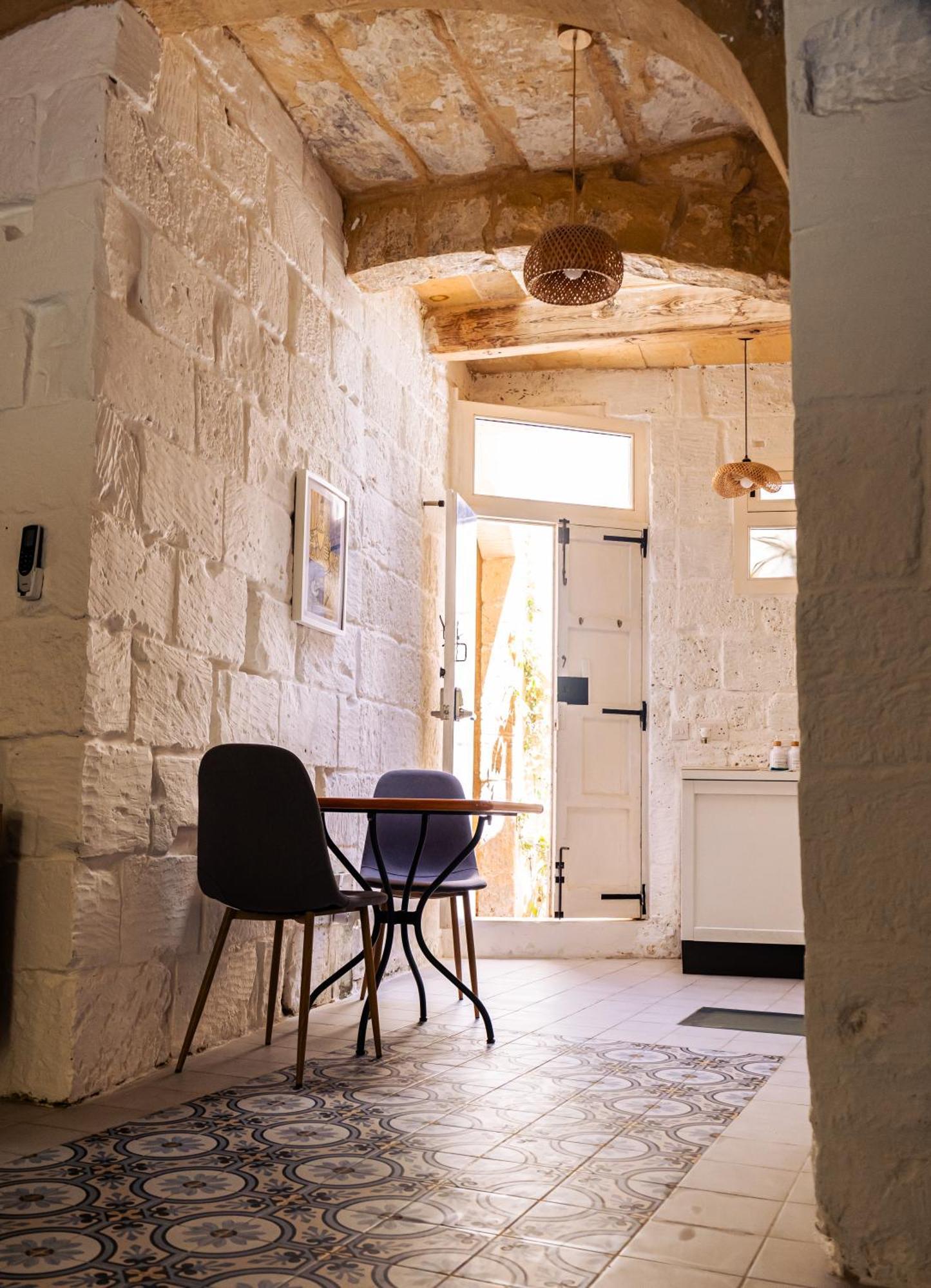 Historic Hideaways - 900 Year Old Converted Studios Victoria Exterior photo
