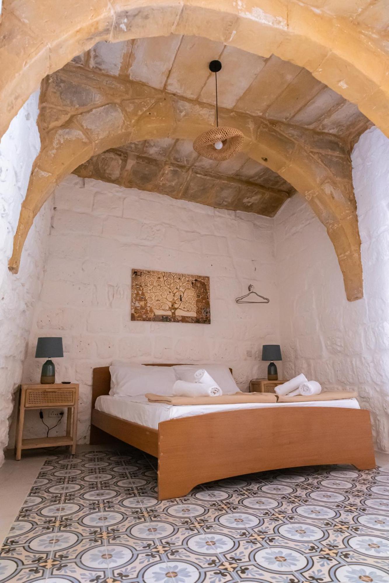 Historic Hideaways - 900 Year Old Converted Studios Victoria Exterior photo